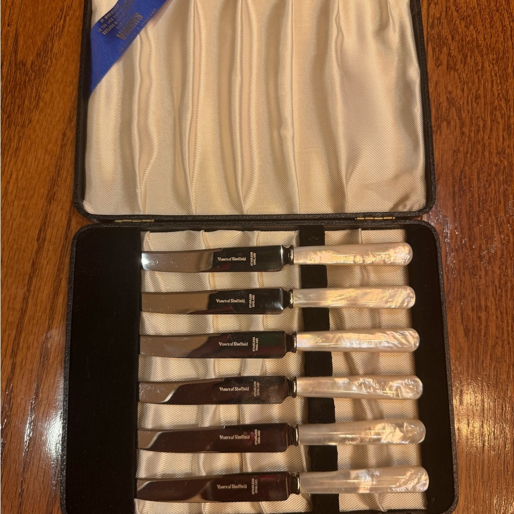 Viners  of Sheffield England set of 6 pearl handle knife set comes with case.